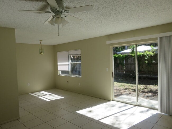 Building Photo - Centrally located 2/2