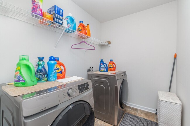 Building Photo - MOVE-IN READY!