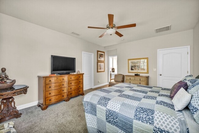 Building Photo - FULLY FURNISHED home with all utilities included and flexible lease options available.