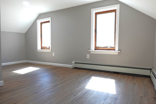 Building Photo - Super Cute 2 Bedroom Cottage