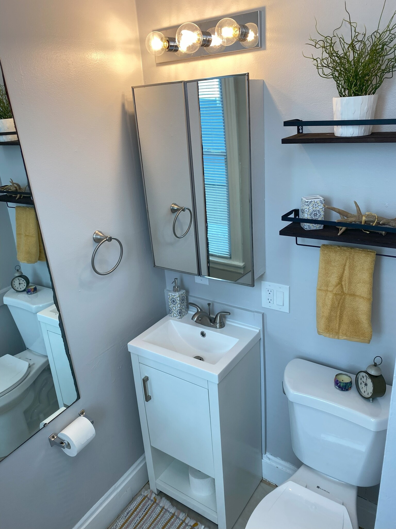 Building Photo - 2730 pleasant Ave S