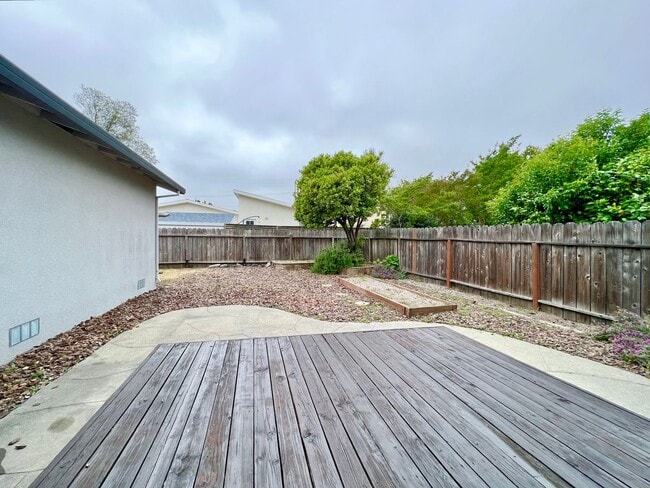 Building Photo - TENTATIVELY RENTED 3 Bedroom 2 Bathroom Na...