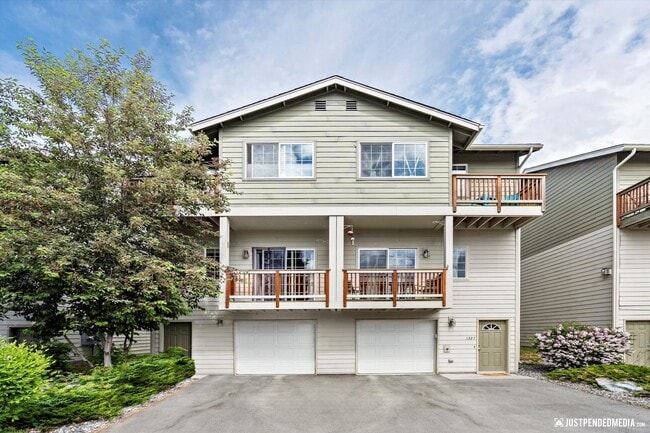 Building Photo - Modern & Stylish Townhome!