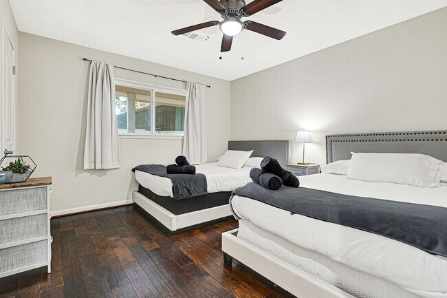 Building Photo - 5534 Loch Lomond Dr