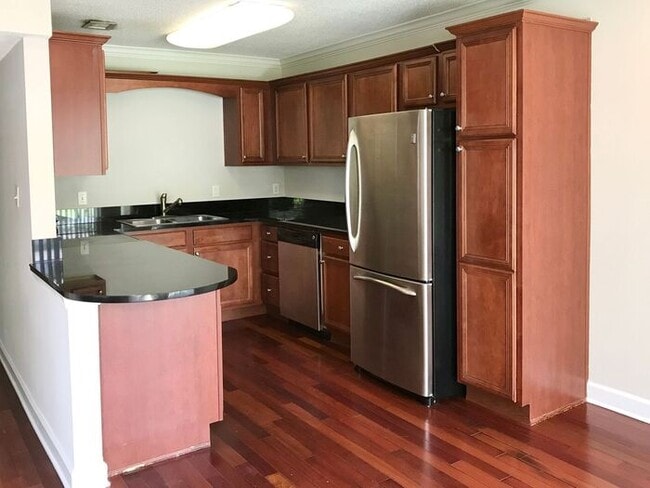 Building Photo - Beautiful 2/2 Condo with Water and Full Se...