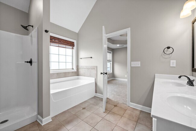 Building Photo - Pet Friendly Three Bedroom with Bonus!