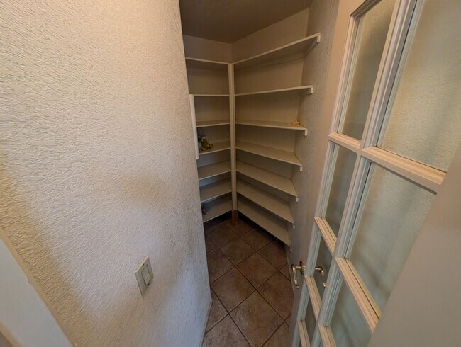 Building Photo - 2704 N Ontario Dr