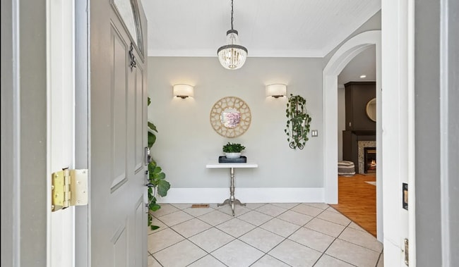 Building Photo - Charming updated 1920s 3BD 3BA