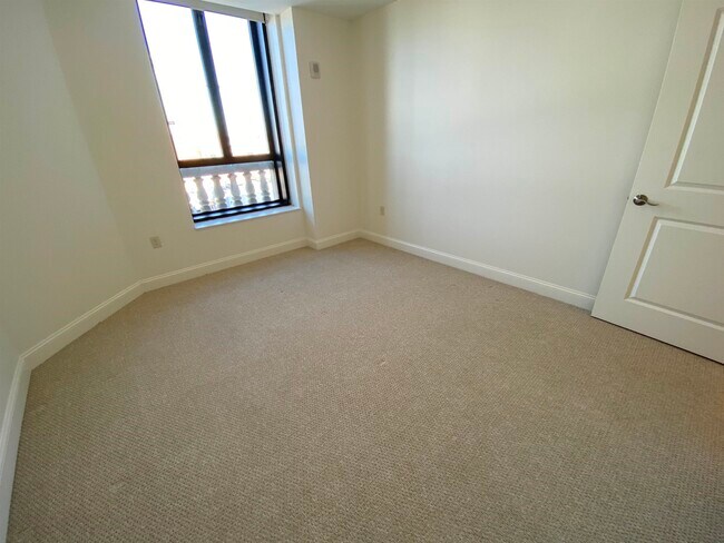 Building Photo - 875 Elm St