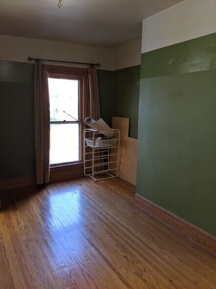 Small bedroom - upstairs - 256 Bryant St