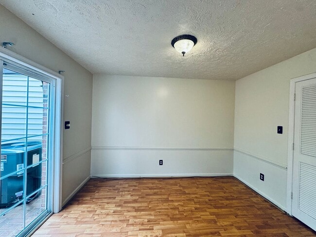 Building Photo - Comfort and Convenience