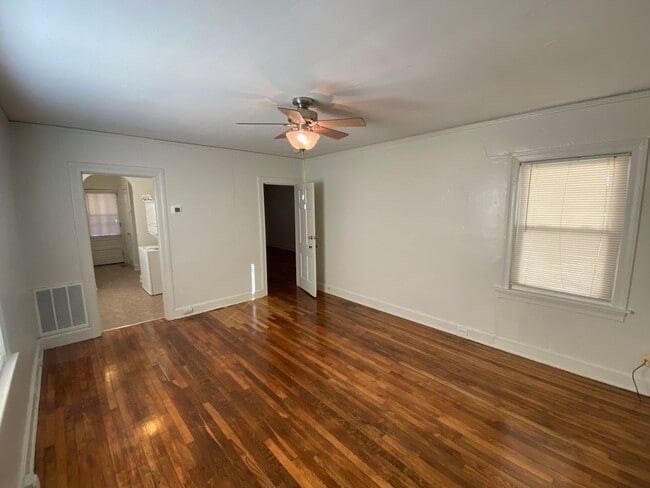 Building Photo - *$250 RENT CREDIT AVAILALBE* Adorable 1 Be...