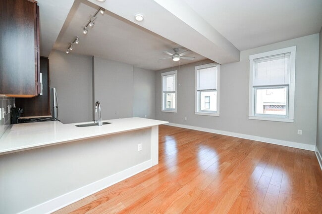 Building Photo - 515 E 12th St