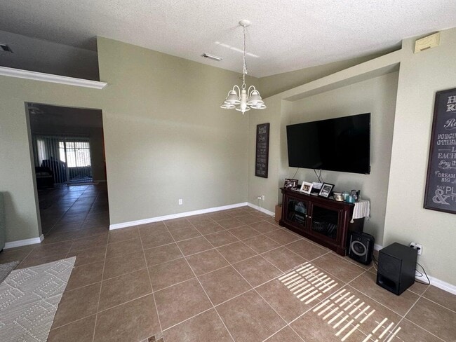 Building Photo - 707 NW Floresta Dr