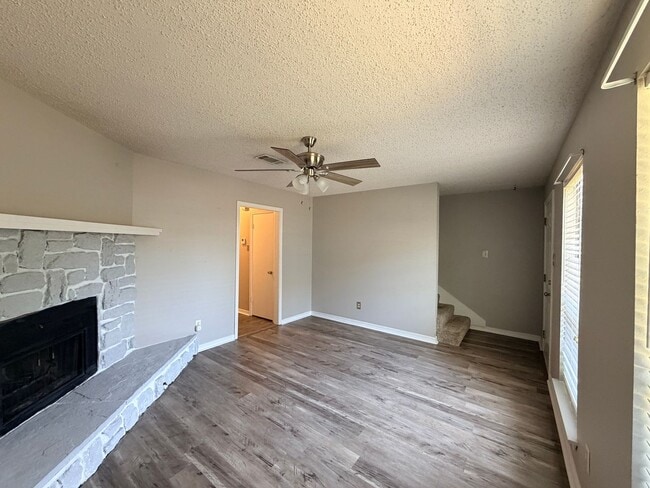 Building Photo - Townhouse Just Minutes to LSUS .....