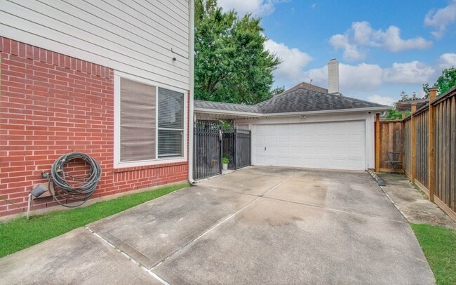 Building Photo - 12427 Shadycrest Dr