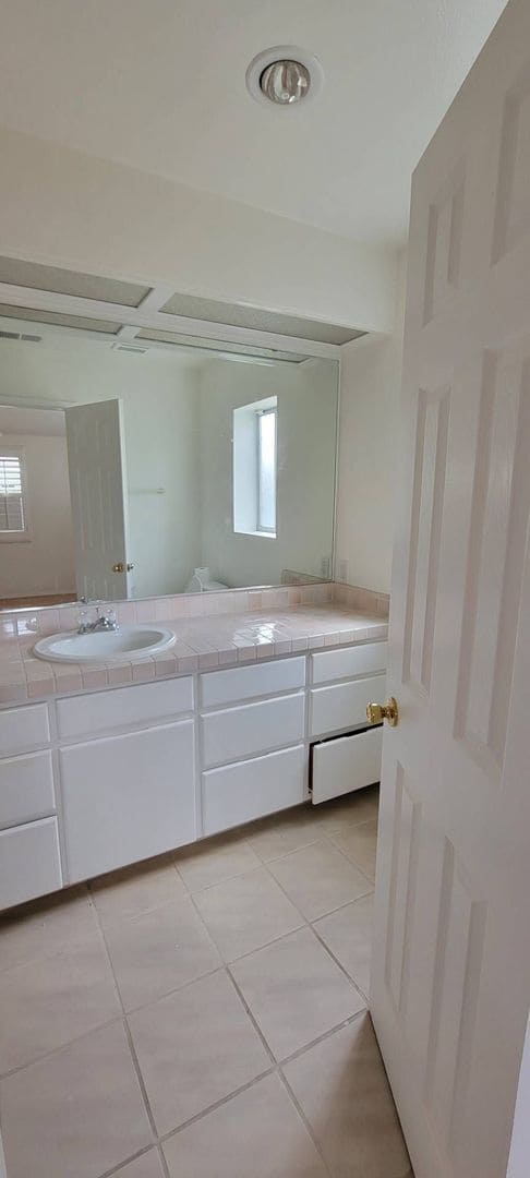 Building Photo - Lovely 4 Bedroom home in UTC  with large b...