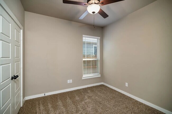 Building Photo - 621 Fallow Dr