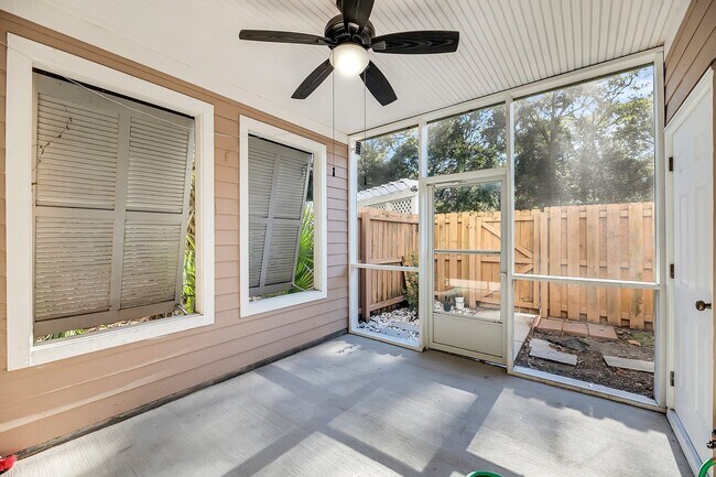 Building Photo - Whitney Lakes End Unit Townhome on Johns Island