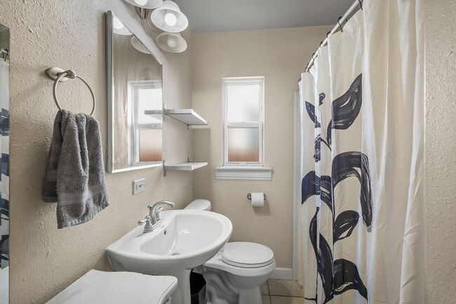 Building Photo - 720 N Foote Ave