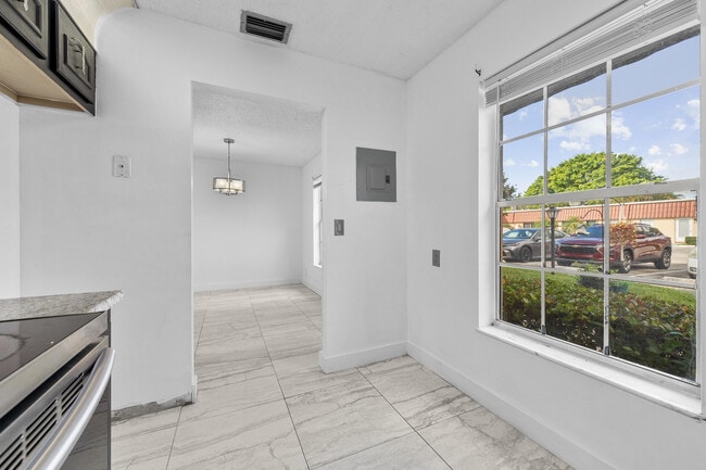 Building Photo - 811 Salem Ln