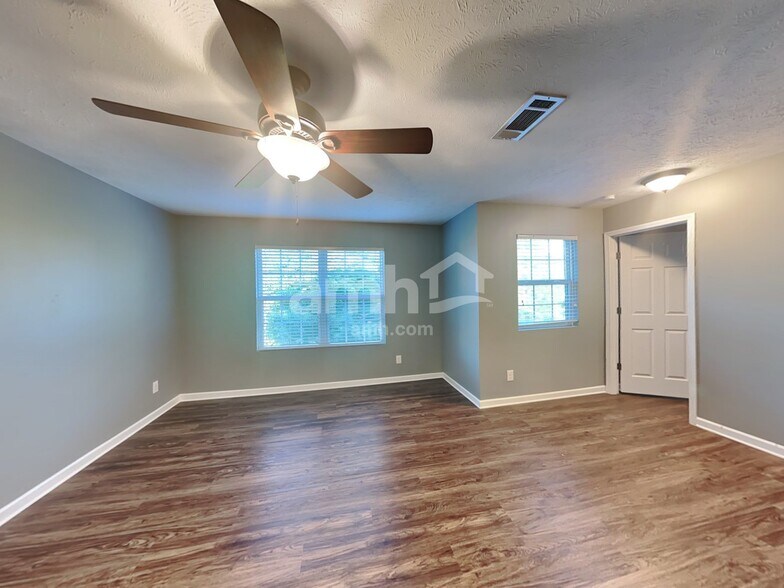 Building Photo - 1010 Harmony Ln