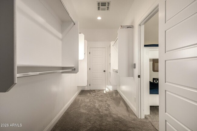 Building Photo - 2013 E Mallory St