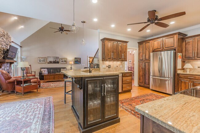 Building Photo - Fully Furnished Home!