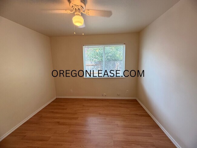 Building Photo - 2 Bedroom Duplex in North Eugene