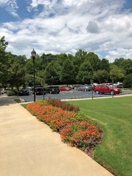 Building Photo - 400 Mills Ave