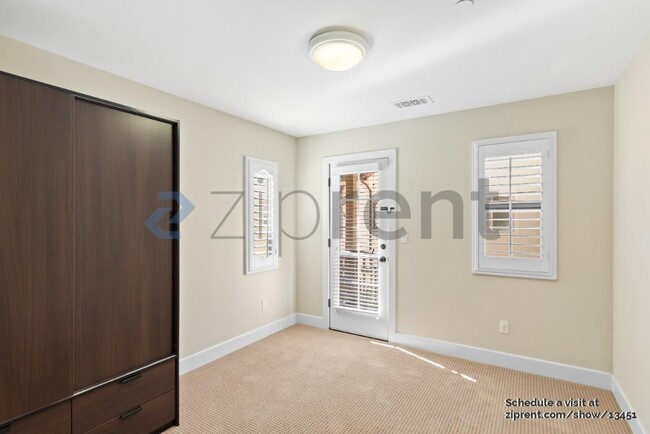 Building Photo - Unit