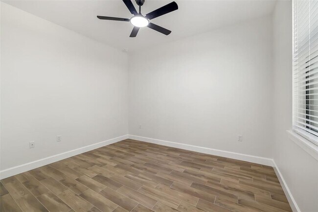 Building Photo - 118 Ruby Ave N