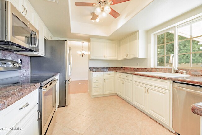 Building Photo - 2547 W Naranja Ave