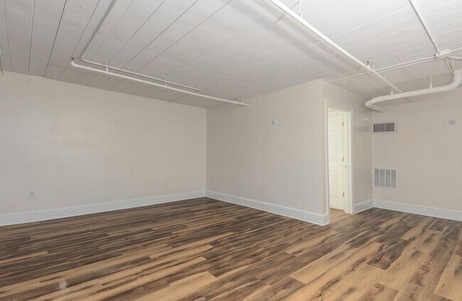 Building Photo - Modern Downtown Memphis Condo with Prime Location