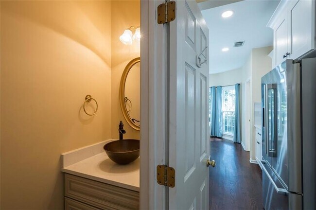 Building Photo - 2433 Gablewood Dr NE