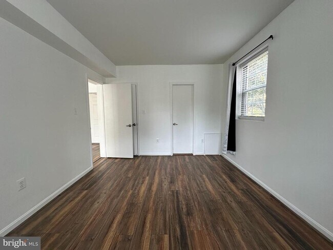 Building Photo - 1816 Queens Ln