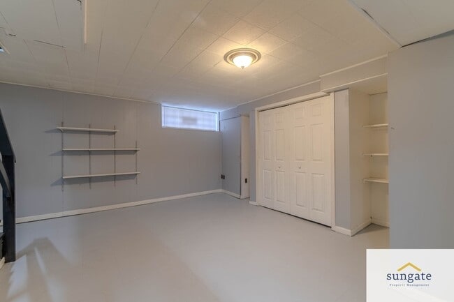 Building Photo - 8666 Oak Rd