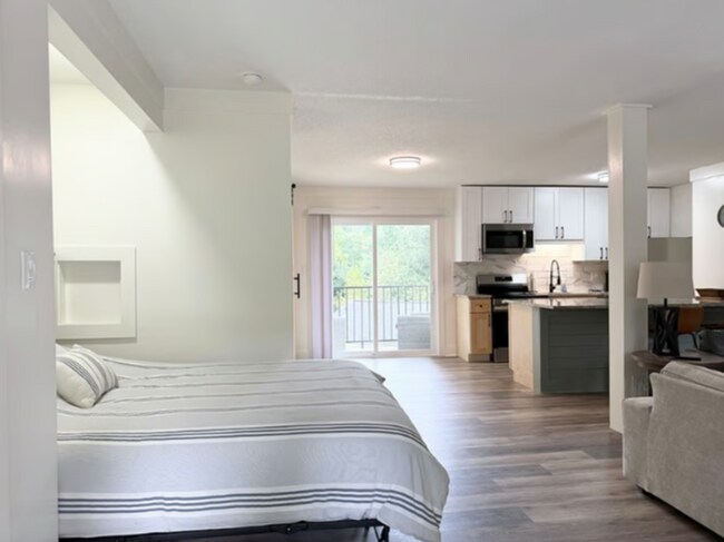 Building Photo - 1 Bed, 1 Bath Furnished Apartment  – Great Location & Amenities! Flexible Lease Terms Available