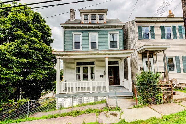 Building Photo - AVAILABLE AUGUST 2026 - Spacious Renovated 4 Bedroom, 1.5 Bath Home w/ AC!