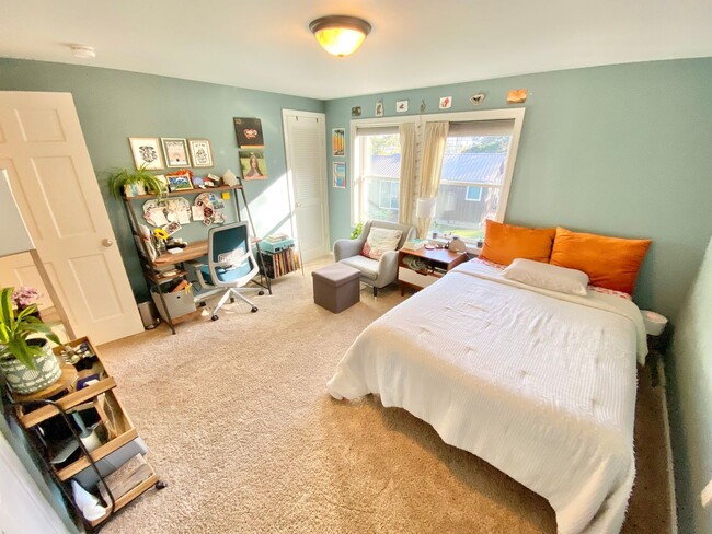 Building Photo - 3 Bedroom Condo in South Burlington VT Available 1/1/26!