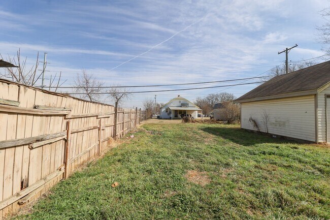 Building Photo - 1 Bed 1 Bath Duplex - Move-in Ready! Accepting Section 8