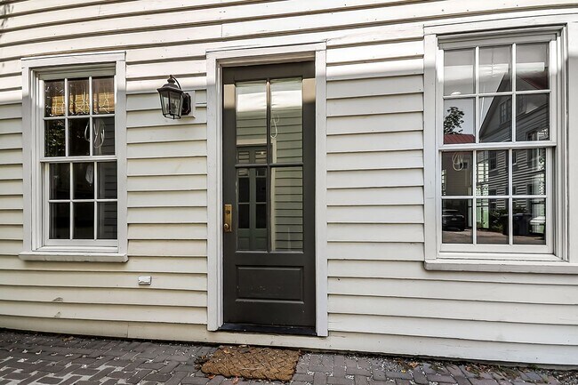 Building Photo - 3 Bedroom 2.5 Bath House in the hip Elliot...