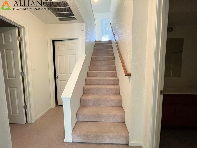 Building Photo - West Side Townhome!