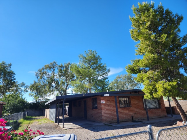 Building Photo - 1635 N Arcadia Ave