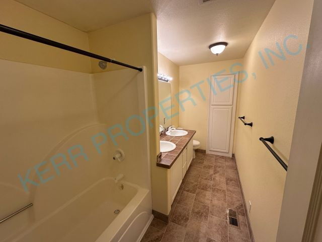 Building Photo - FREE RENT! Charming 3-Bedroom Haven with 2 Baths in Gresham – 1308 Sq. Ft. of Comfort!