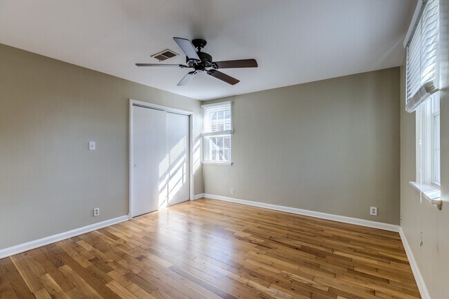 Building Photo - Charming End-Unit Townhouse in Fairlington