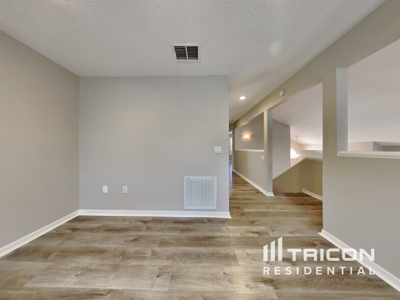 Building Photo - 528 Little Lake Ct
