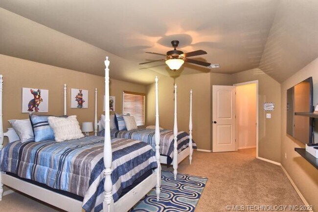 Building Photo - Room for the whole family in this 5 bedroom, 3-1/2 bath Executive Rental on corner lot in Millice...