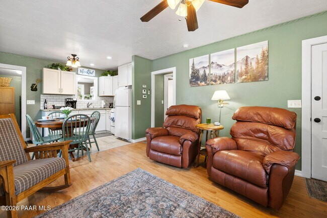 Building Photo - 805 Canyon Dr