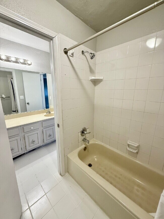 Building Photo - Spacious 4-Bedroom Yukon Home Full of Char...